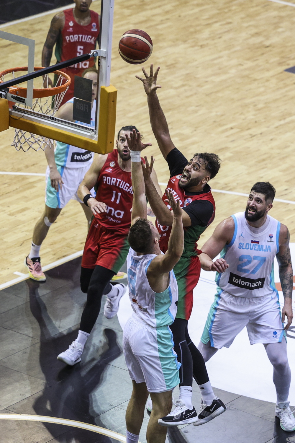 葡萄牙队碾压波兰队,奥恰洛夫统治全场 葡萄牙队碾压波兰队,奥恰洛夫统治全场